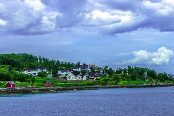 Norwegische Hügel mit kleinen Häusern vor dem Hintergrund der Bucht