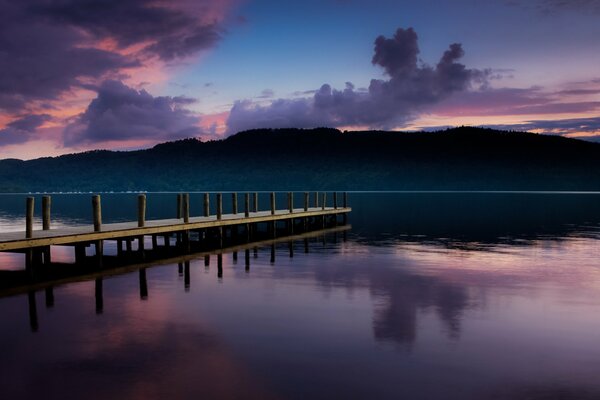 Закат на озере. Тучи на небе