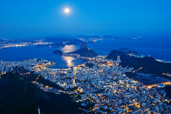 Brasile, città di notte, bellissimo mare