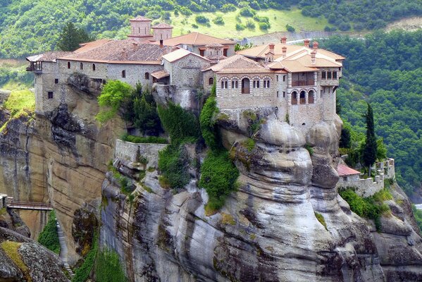 Monastère de pierre claire sur les rochers en Grèce