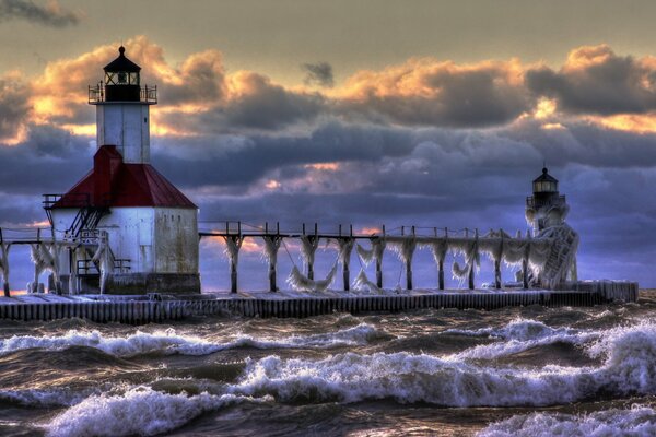 Faro e mare, nuvole temporalesche