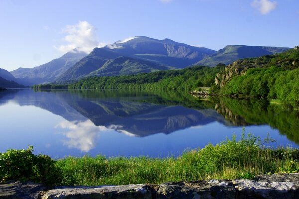 Reflet des montagnes et des forêts dans le lac