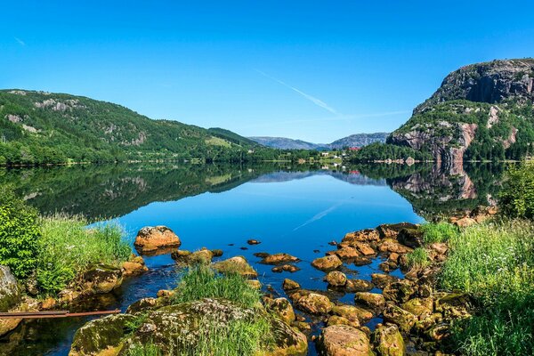 Lac bleu parmi les montagnes vertes