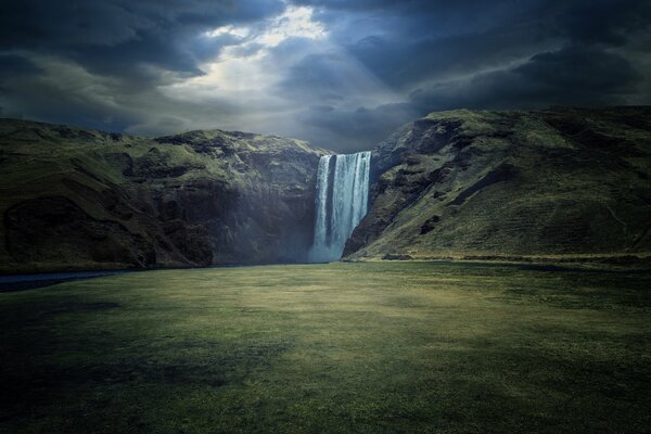 Cascate D Islanda. Natura Dell Islanda. Un bel paesaggio