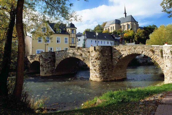 Steinerne Brücke über den Fluss in der Stadt