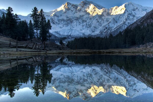 Schneebedeckte Berge spiegeln sich im Wasser wider