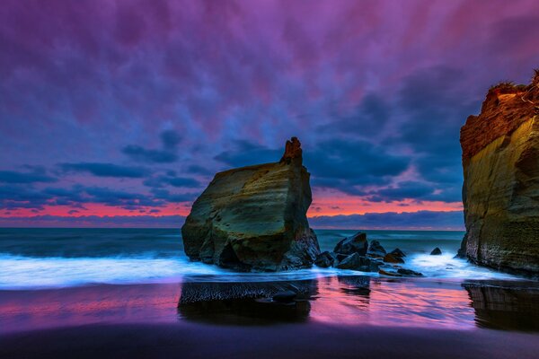 Sonnenuntergang an den Felsen des tasmanischen Meeres in Neuseeland