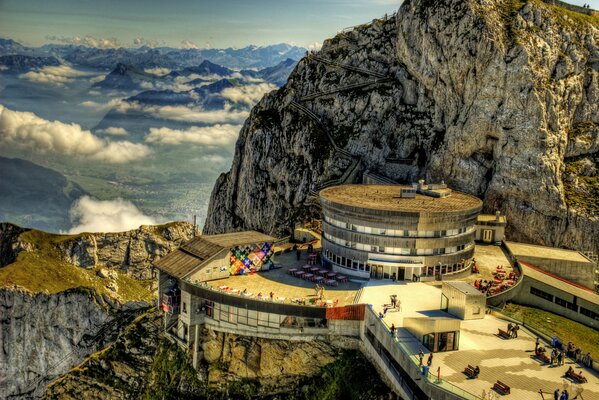 Hotel sopra le nuvole nelle montagne della Svizzera