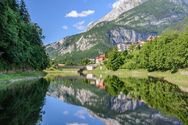 Lago Molveno en Italia, reflejando las montañas Dolomitas de los Alpes