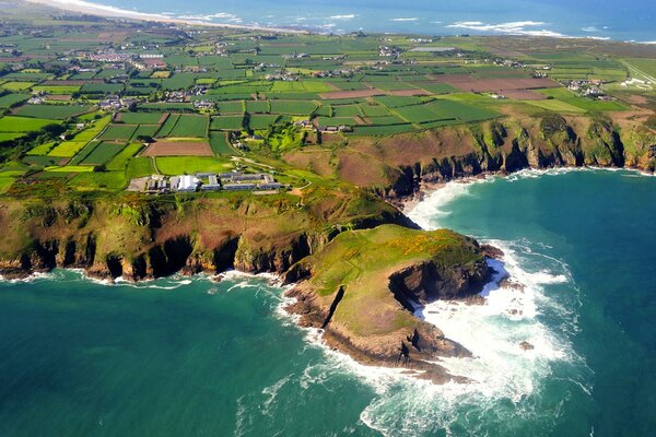 Vista de los campos de cultivo con costas montañosas y el mar azul Esmeralda