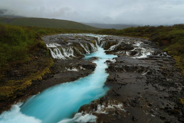 Belle sponde nebbiose del fiume