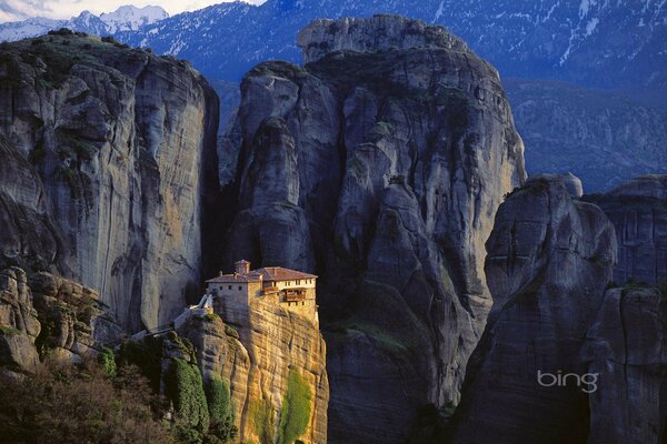 Rocas casa montañas cielo