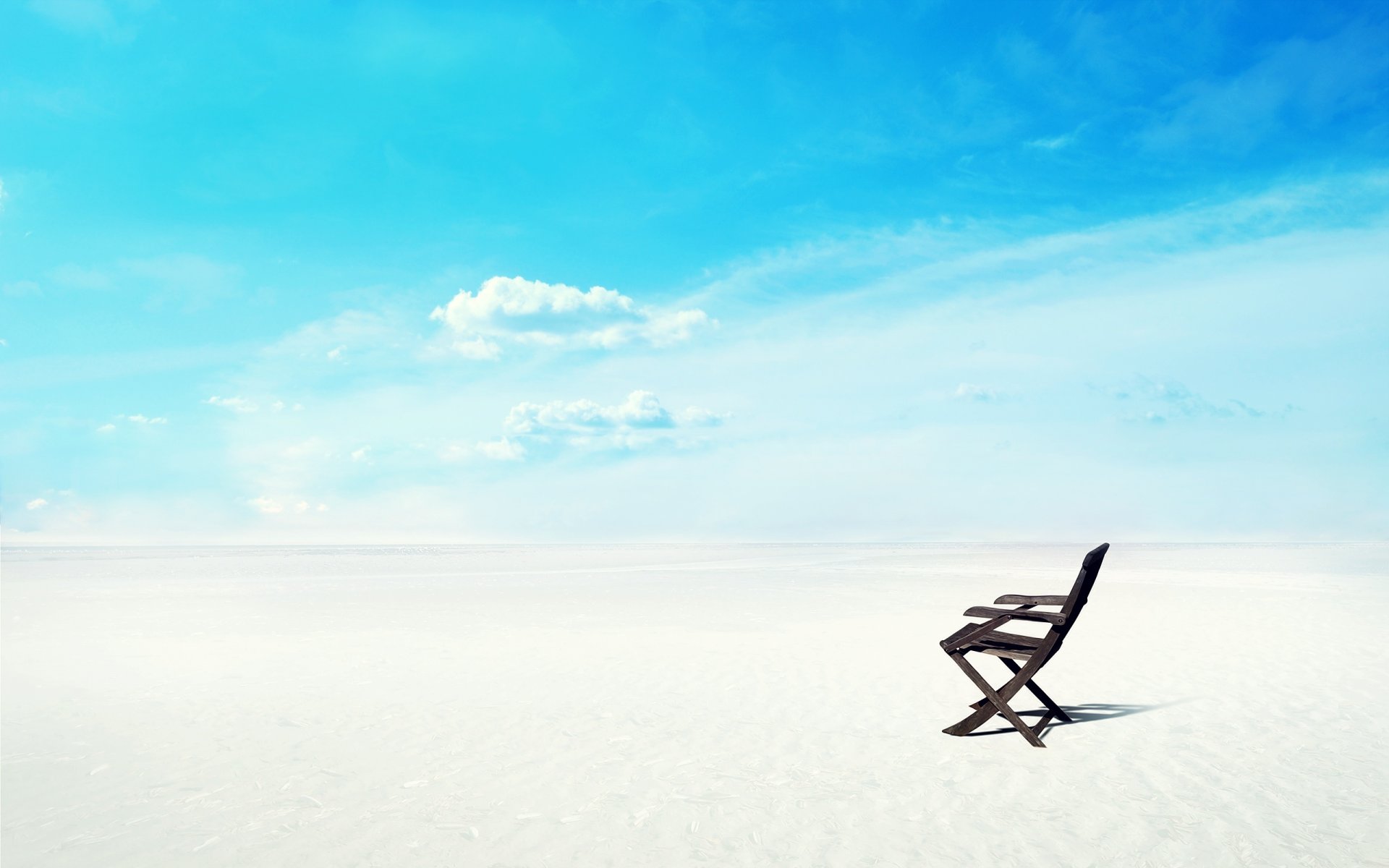 chaise ciel sable désert coloré joliment bleu noir