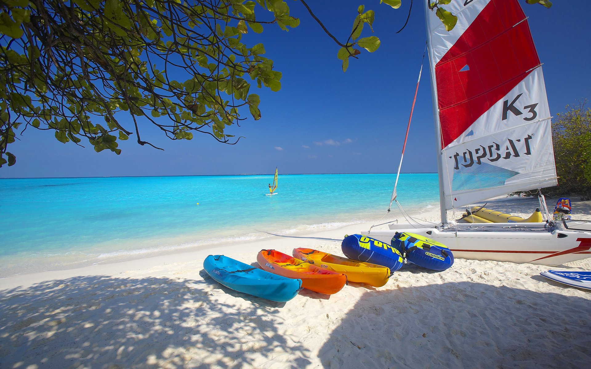 planche voile catamaran bateau mer plage sable ciel