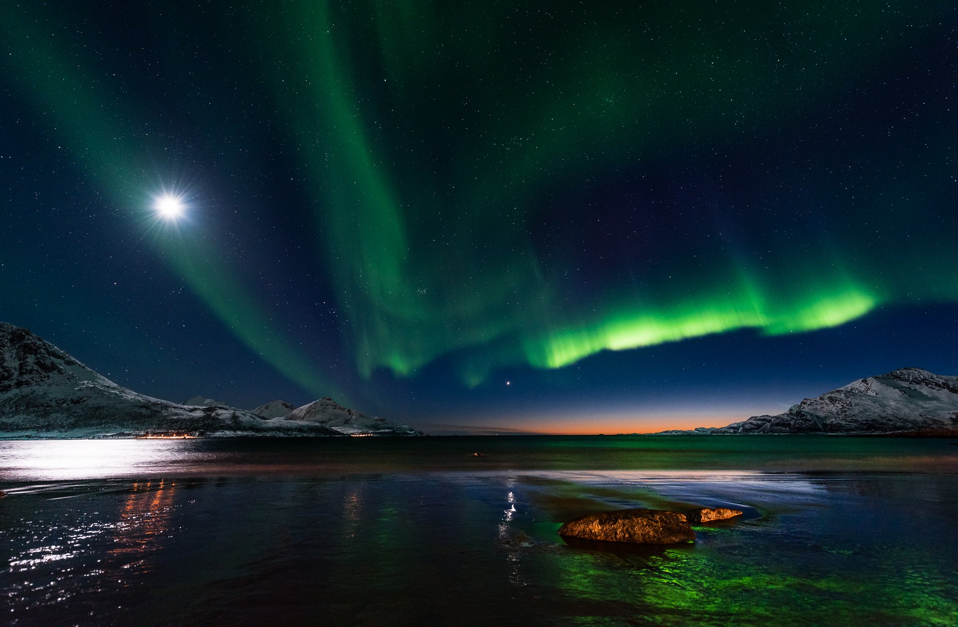 norvegia aurora boreale notte stelle alberi acqua