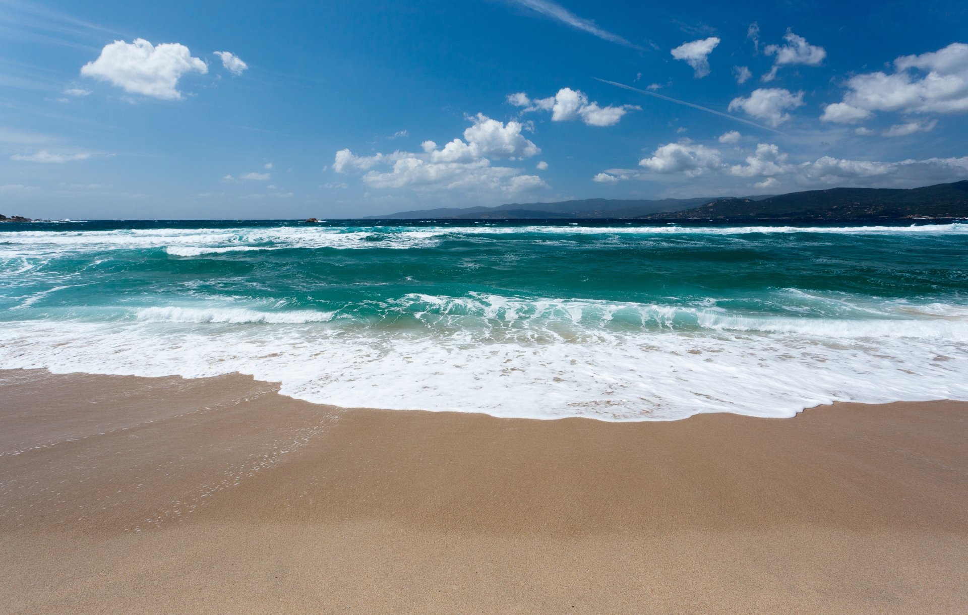 costa playa arena olas nubes