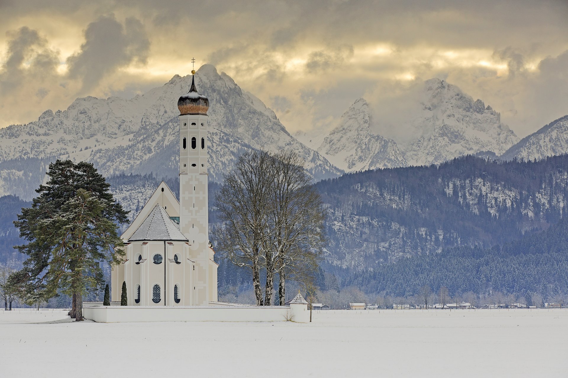 st. coloman schwangau baviera alemania alpes iglesia de san kalman iglesia montañas árboles invierno