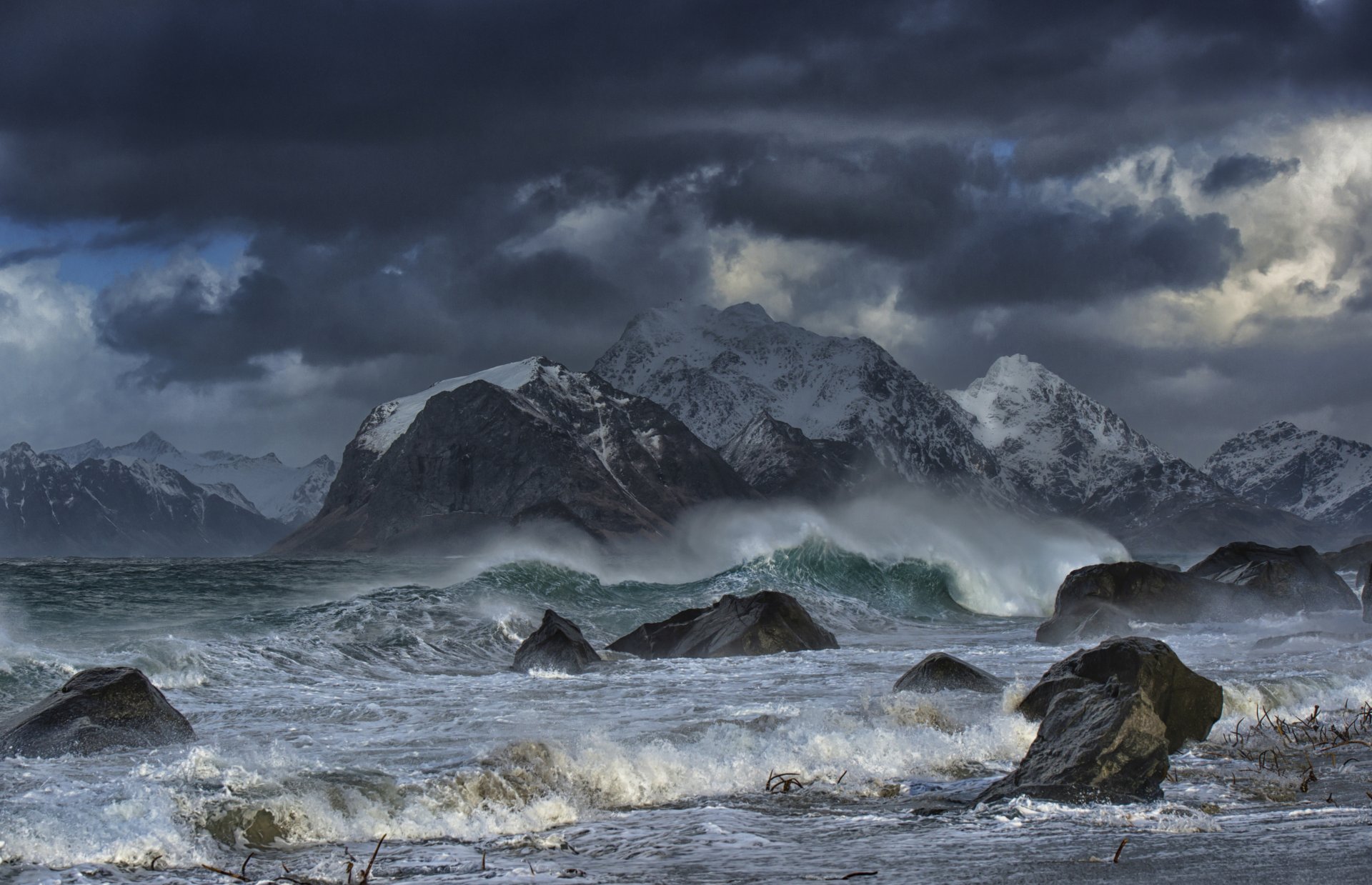 lofoten noruega mar de noruega lofoten montañas mar tormenta olas piedras