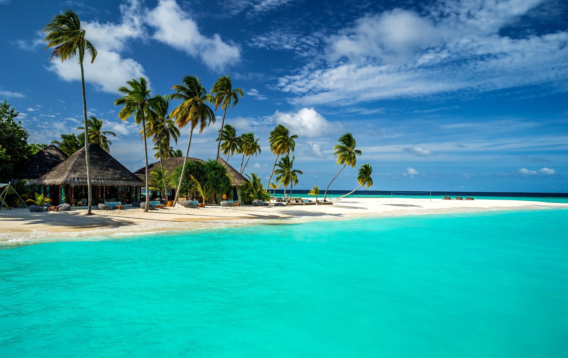 maldives tropiques mer bungalow côte palmiers sable ciel nuages horizon