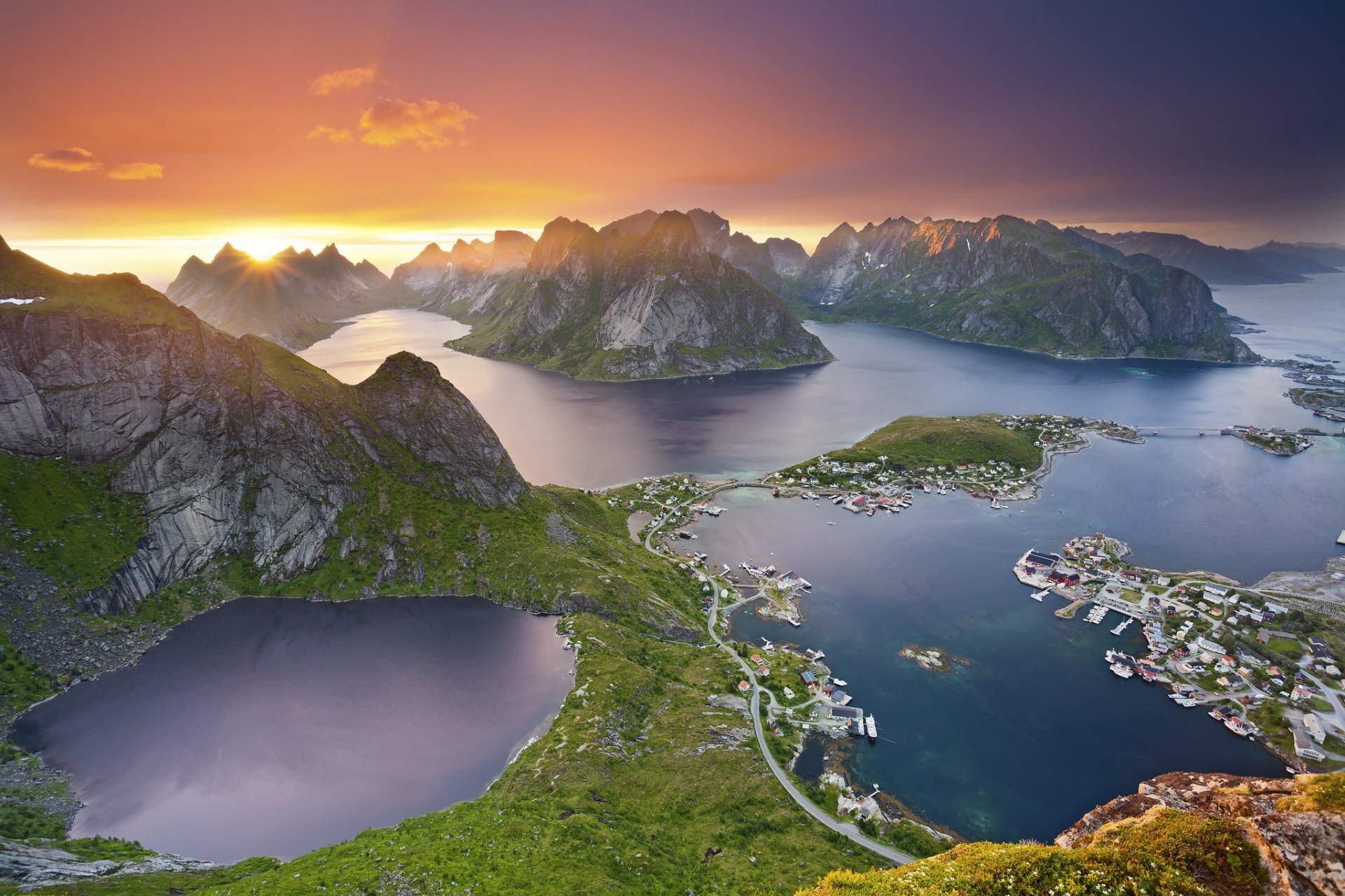 lofoten-inseln norwegen berge meer sonnenuntergang glühen wolken sonne strahlen