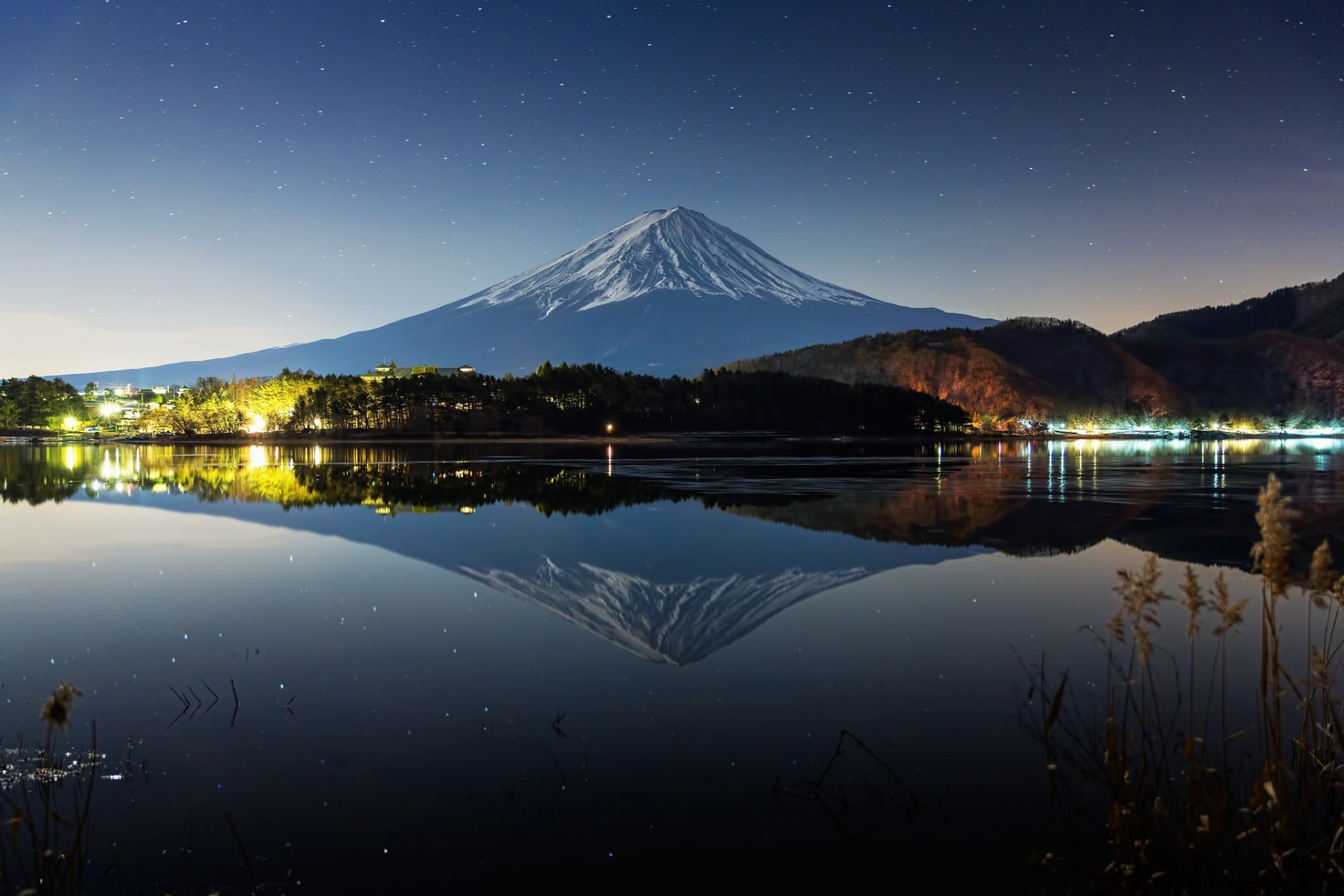 japonia stratowulkan góra fujiyama 富士山 noc zima rzeka jezioro odbicia