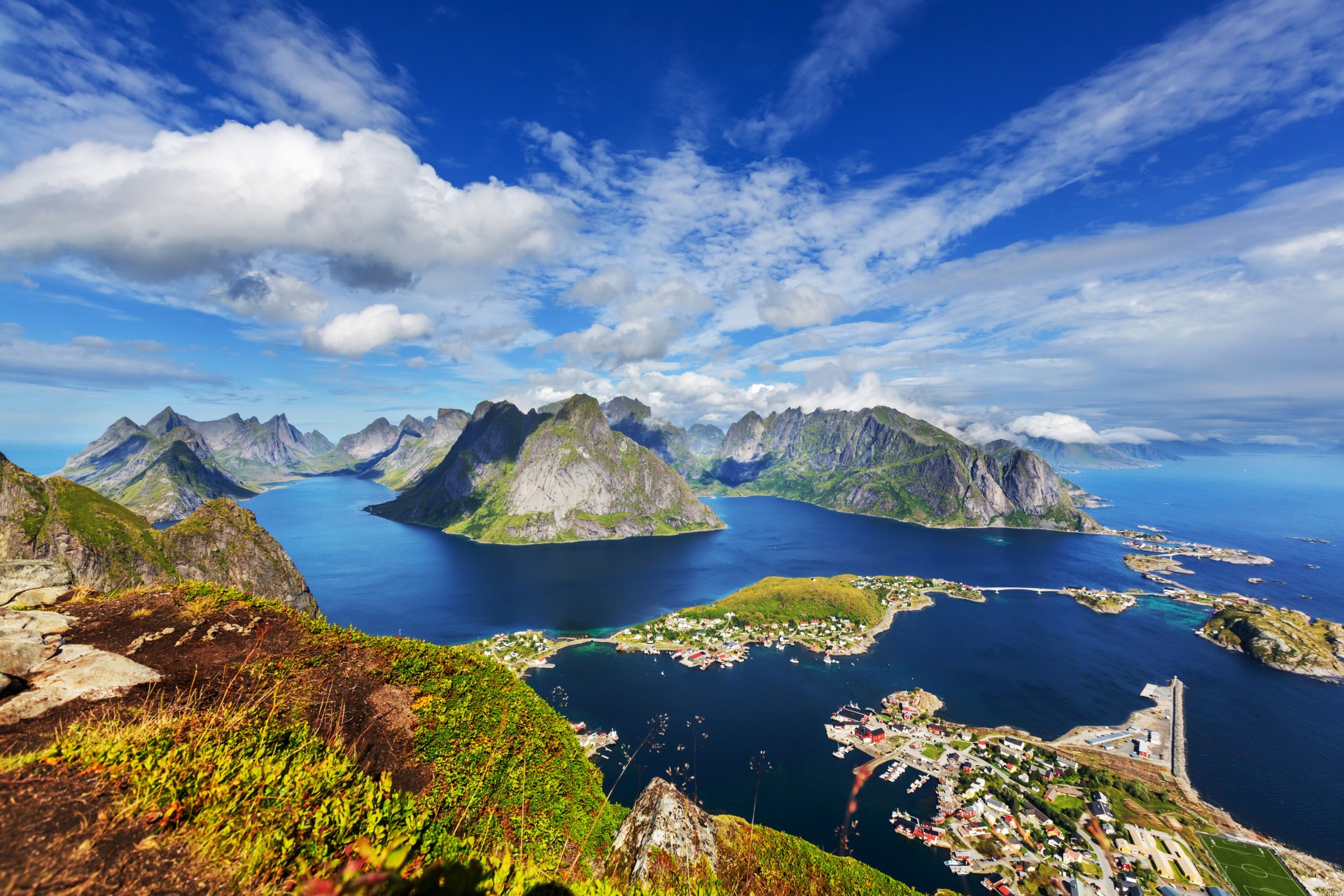 norwegia lofoty lofoty wyspy morze wybrzeże góry chmury domy panorama widok z góry