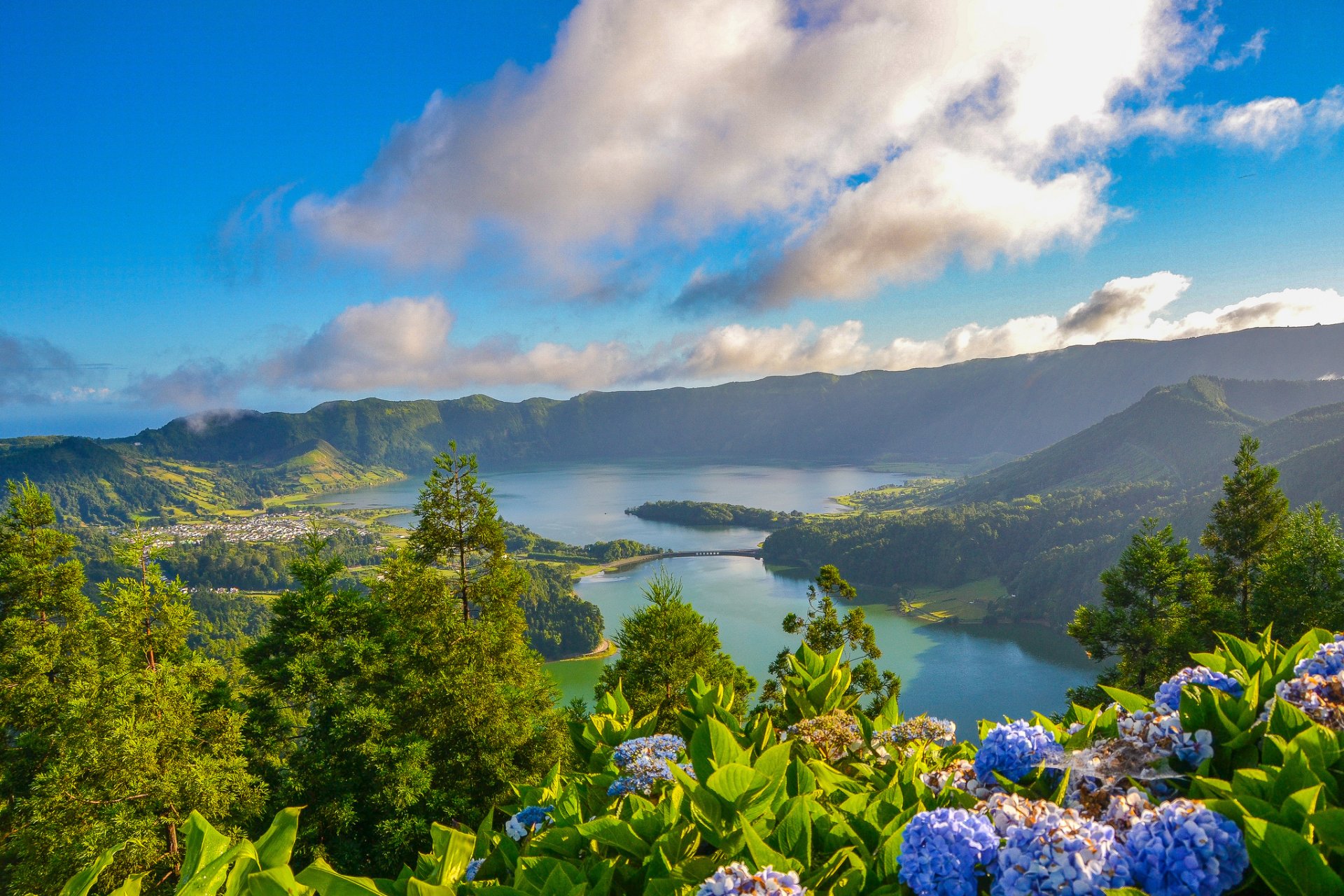 lagoa das sete cidades laguna de las siete ciudades sete cidades macizo isla de são miguel azores portugal lago de sete cidades isla de são miguel lago cráter estratovolcán hortensia flores nubes panorama