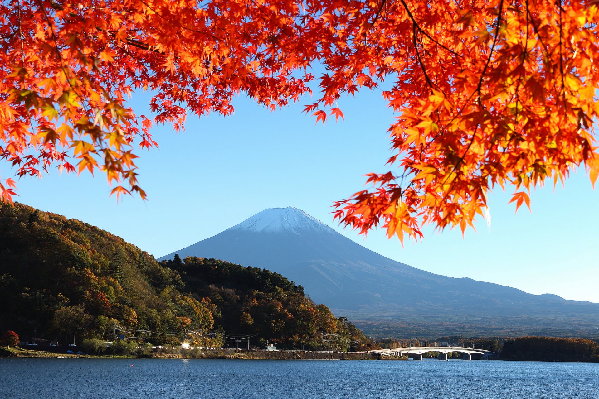 japonia góra fujiyama niebo jezioro drzewa liście jesień most