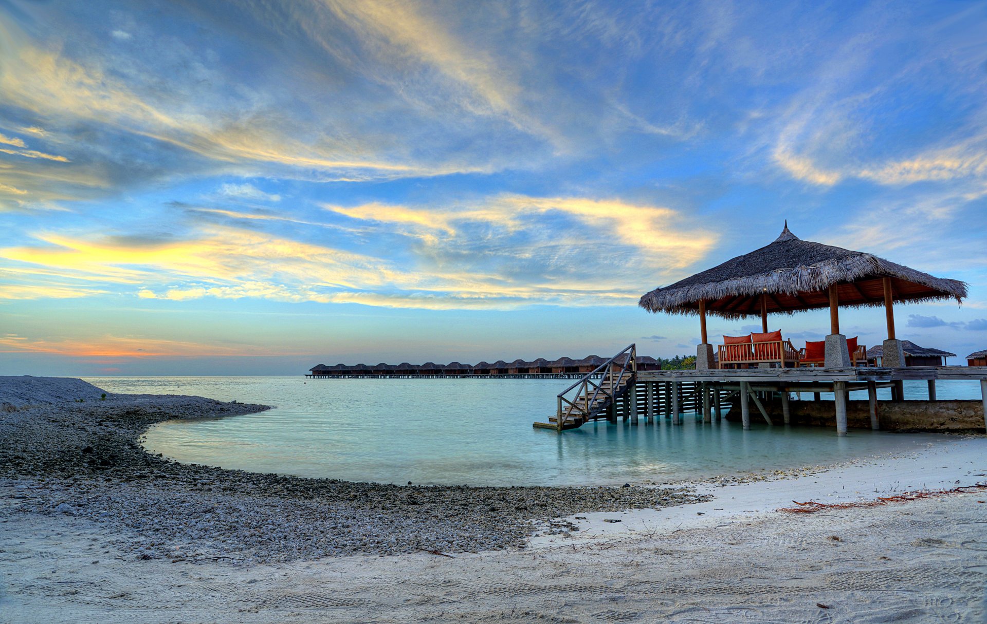 ciel mer soir bungalow maldives nuages côte sable pierres coucher de soleil