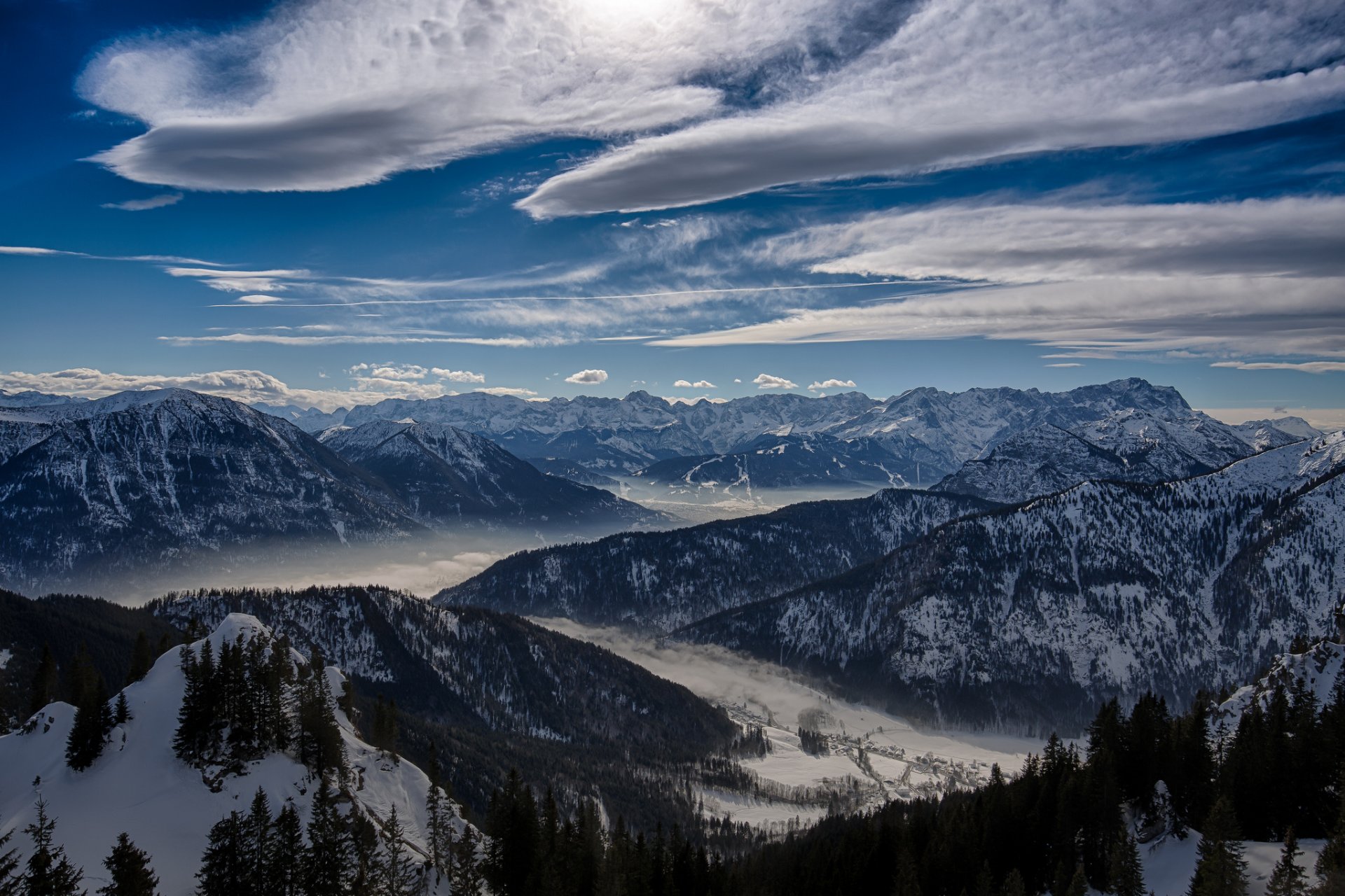 ciel nuages montagnes vallée hiver arbres neige nature