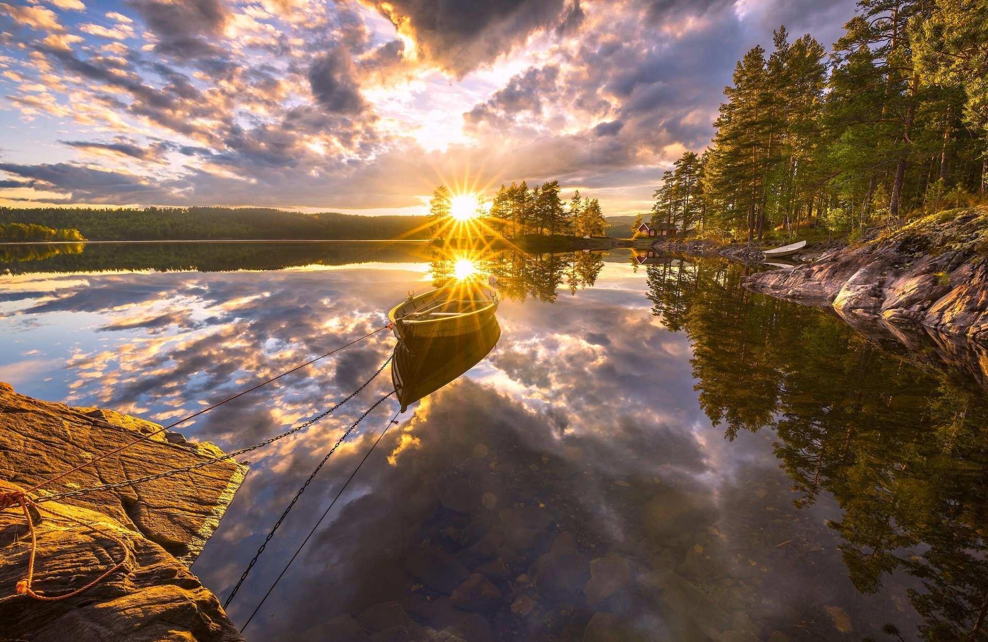 ringerike norvegia lago tramonto riflessione barca alberi