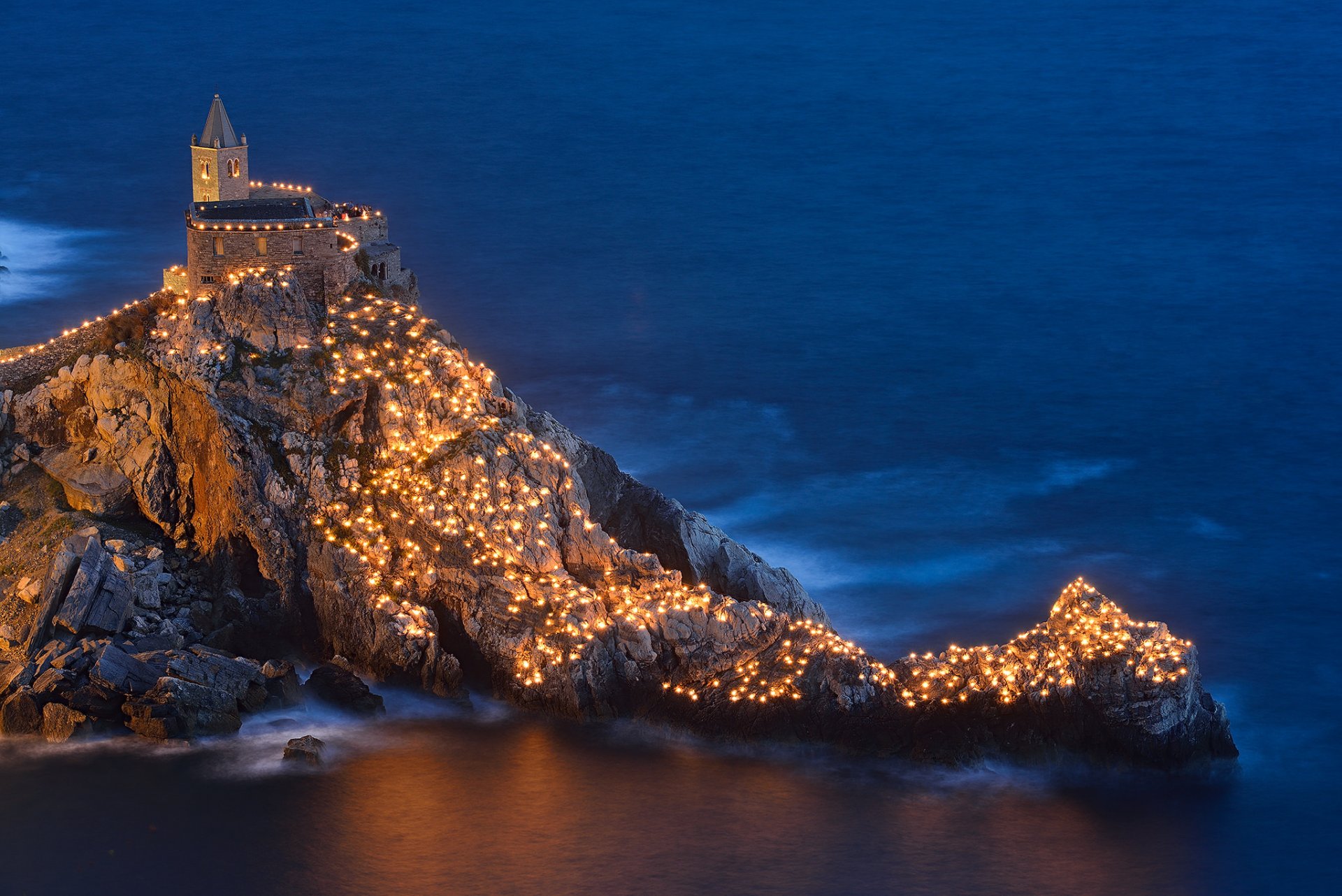 chiesa di san pietro chiesa di san pietro portovenere liguria italia golfo dei poeti roccia chiesa luci