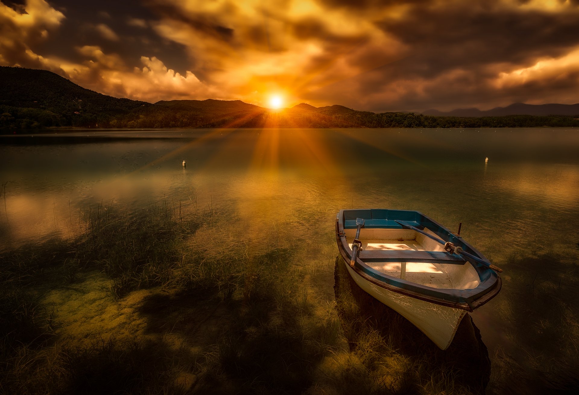 lago di banyoles catalogna spagna lago di banyoles tramonto barca lago montagne