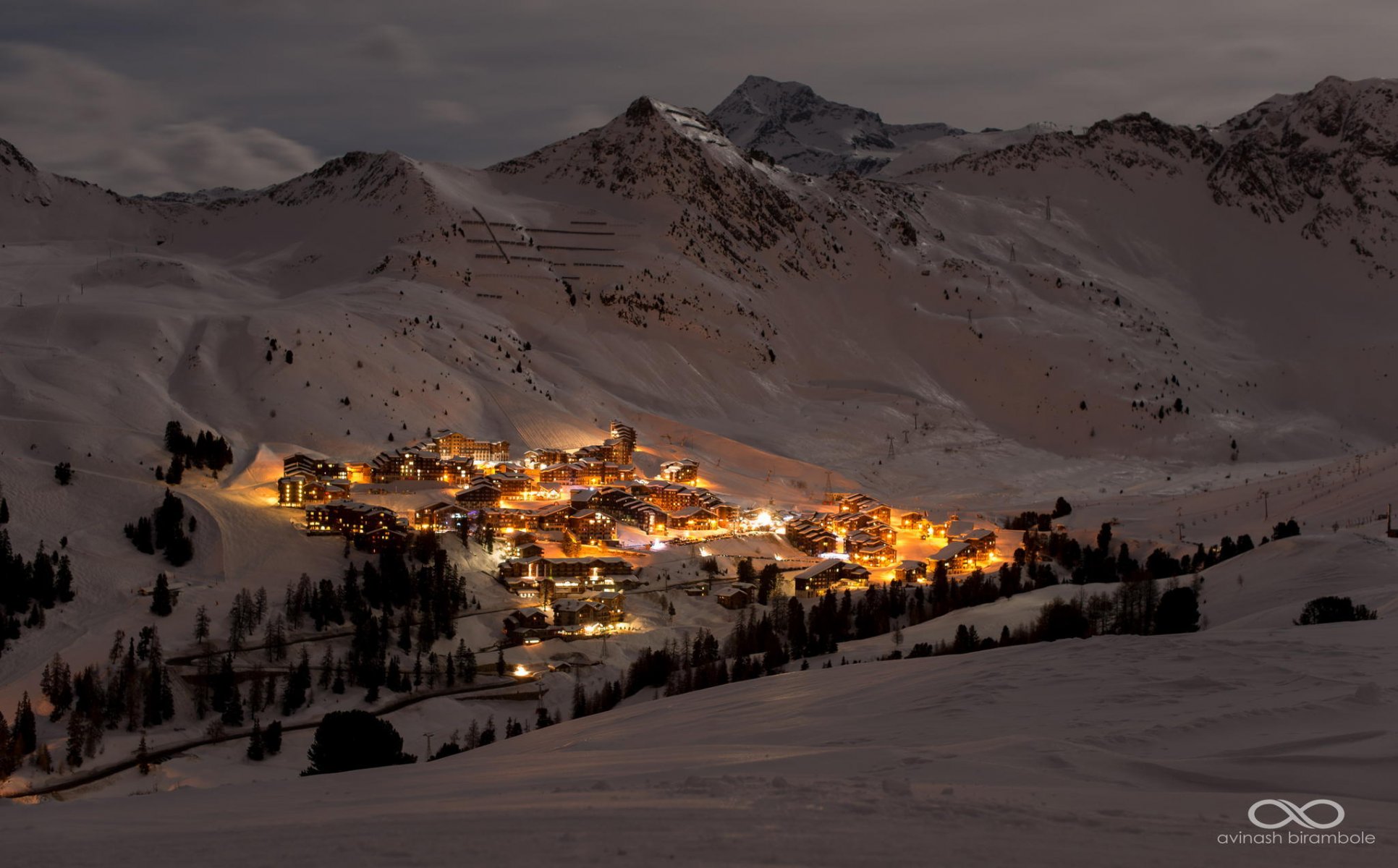 paisaje noche montaña valle resort invierno nieve luces