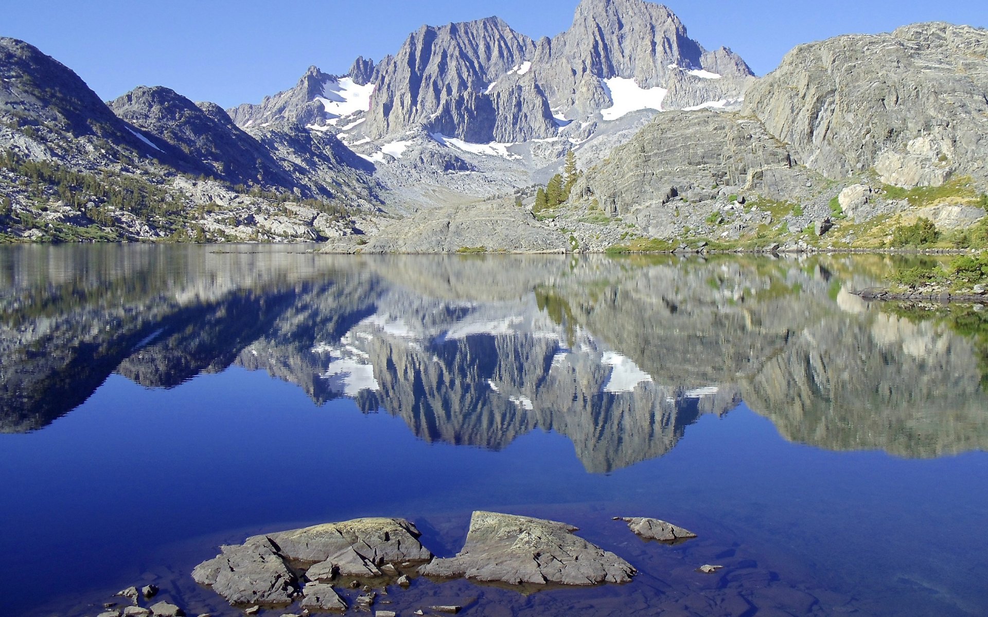 cielo montañas nieve lago reflexión