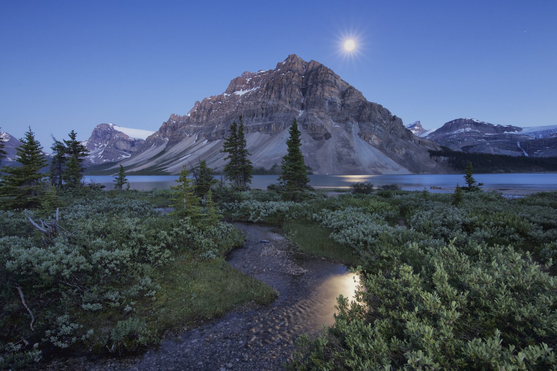 lago bow montañas crawfoot parque nacional banff montañas rocosas canadienses alberta canadá lago bow banff monte crawfoot montañas rocosas canadienses montañas lago arroyo