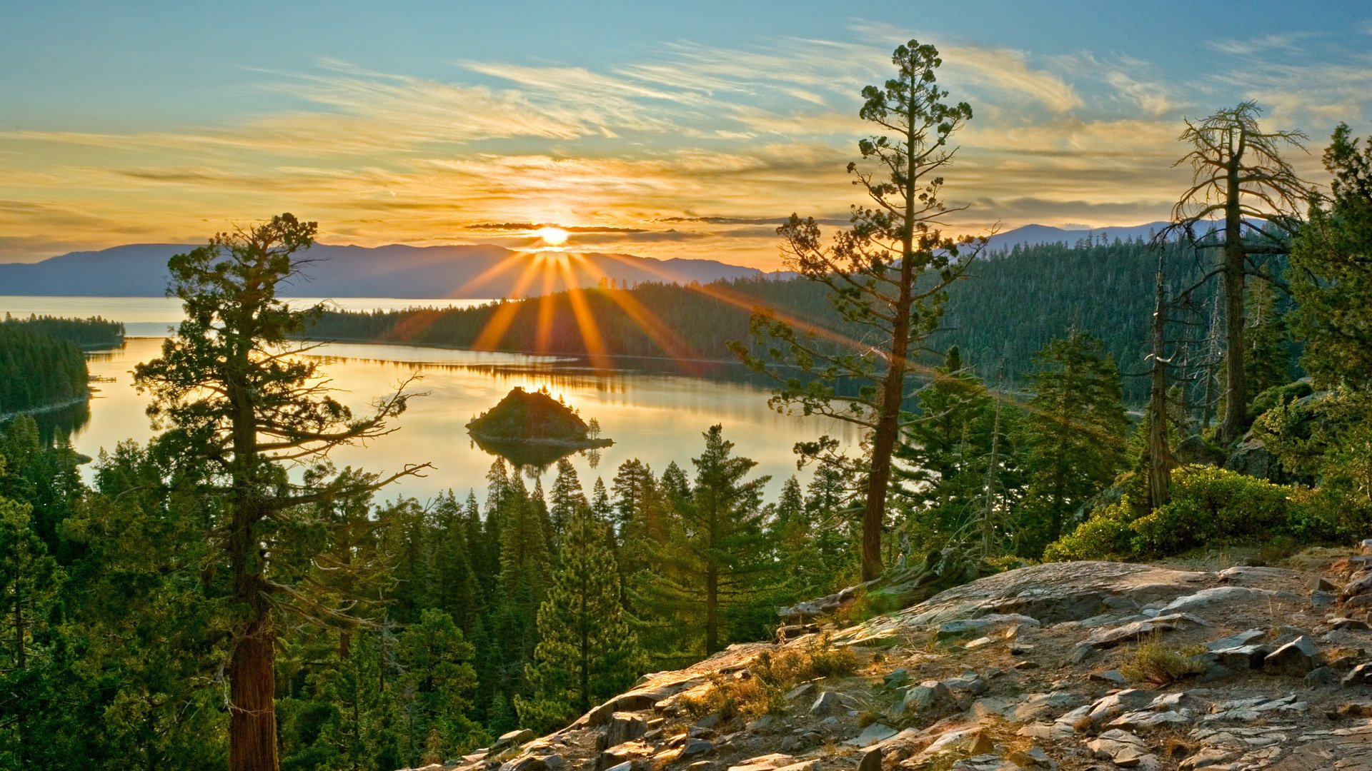 lago bosque árboles puesta de sol rayos del sol