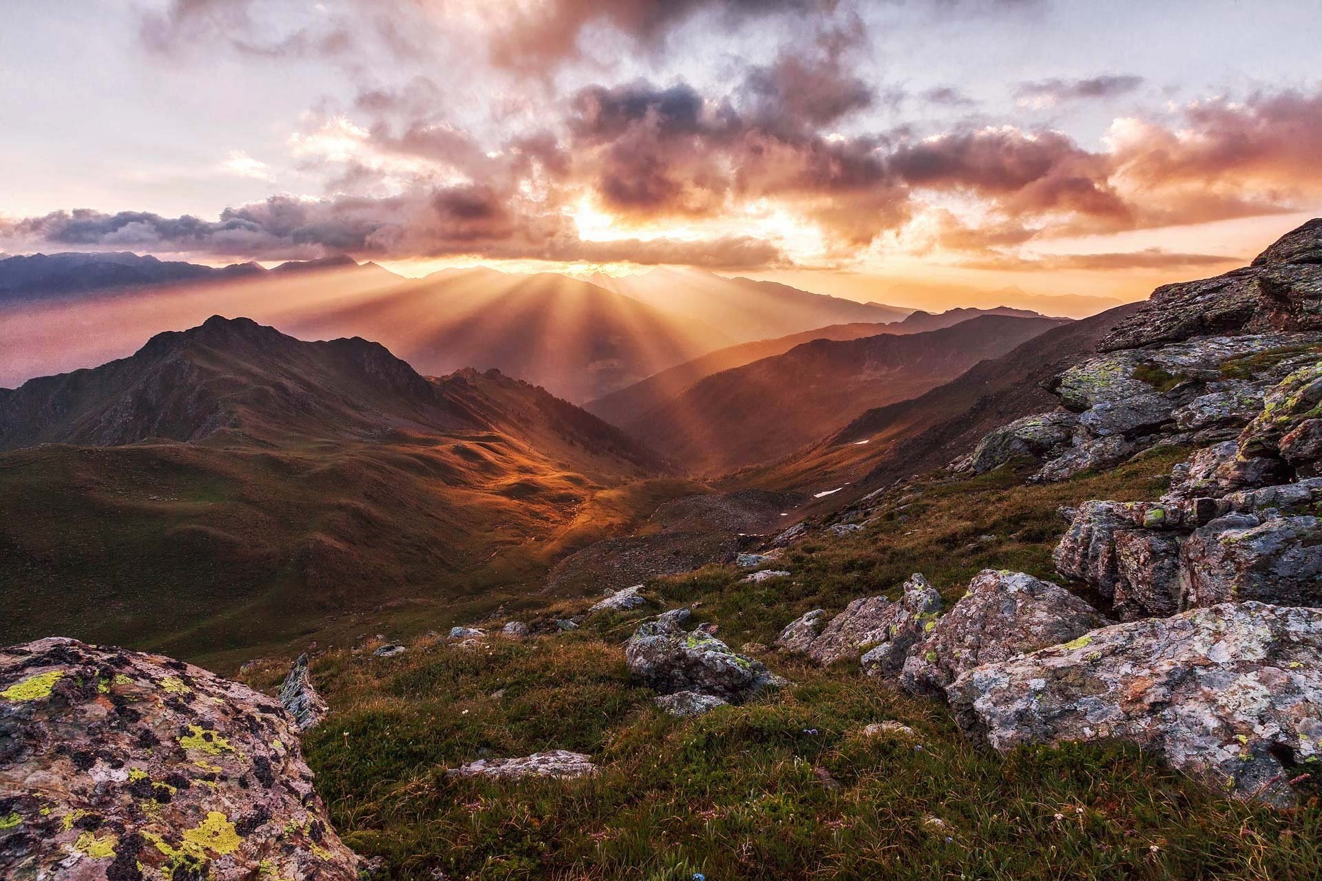 montagnes coucher de soleil vallée paysage