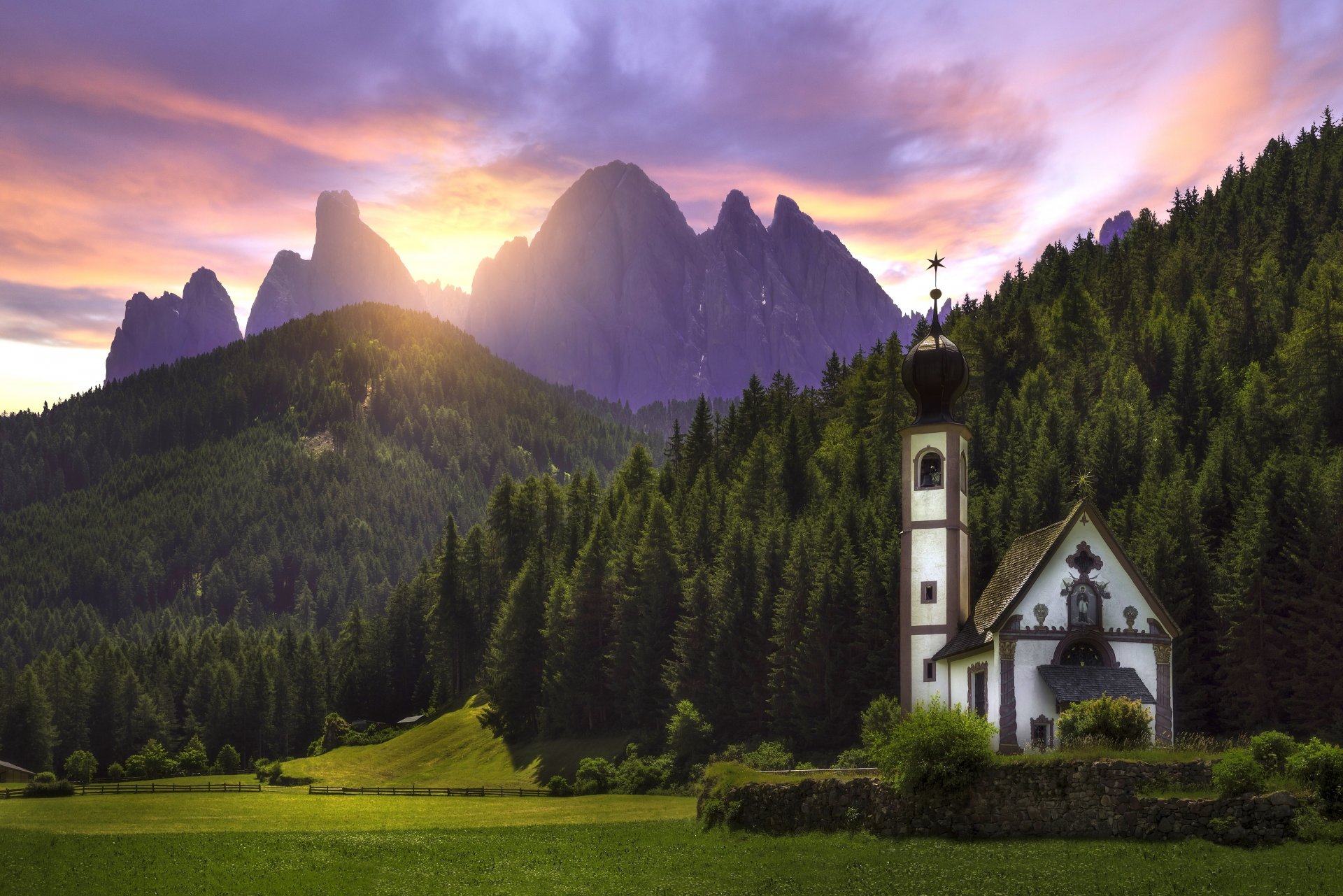 santa maddalena funes südtirol italien dolomiten santa maddalena dolomiten kirche wiese berge wald sonnenuntergang