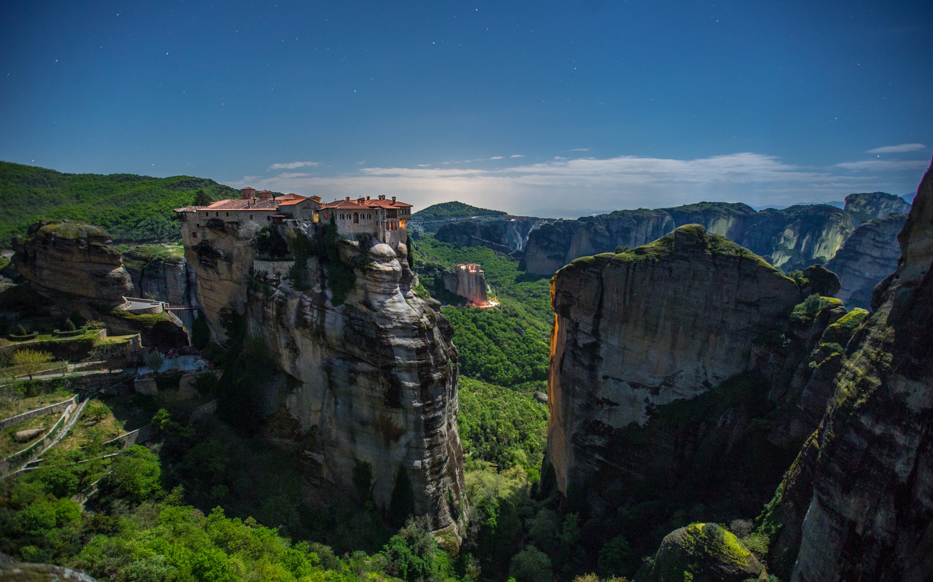 grèce météores montagnes rochers arbres monastère