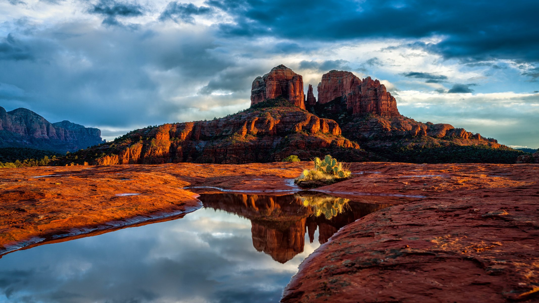 arizona sedona nature ciel nuages montagnes roches arbres buissons désert