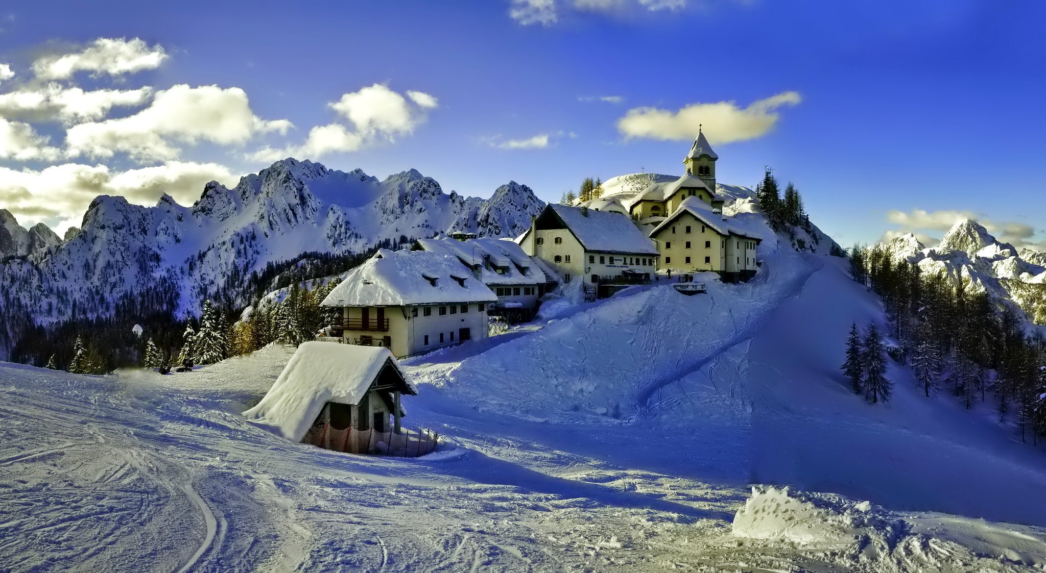 cielo nuvole montagne inverno neve case chiesa alberi