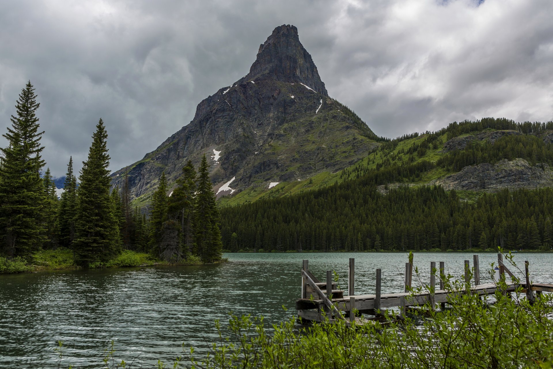 usa gletscher montana berge felsen fluss wald bäume wolken