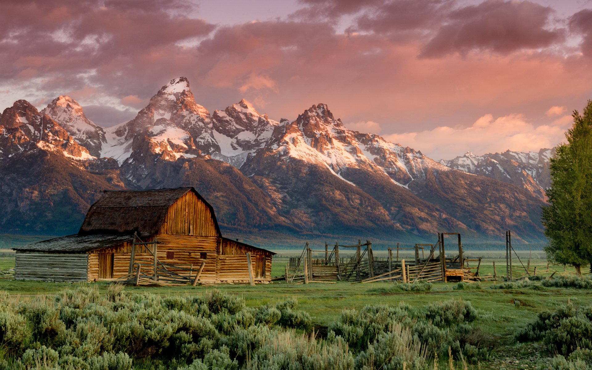 grange teton montagnes rocheuses coucher de soleil herbe