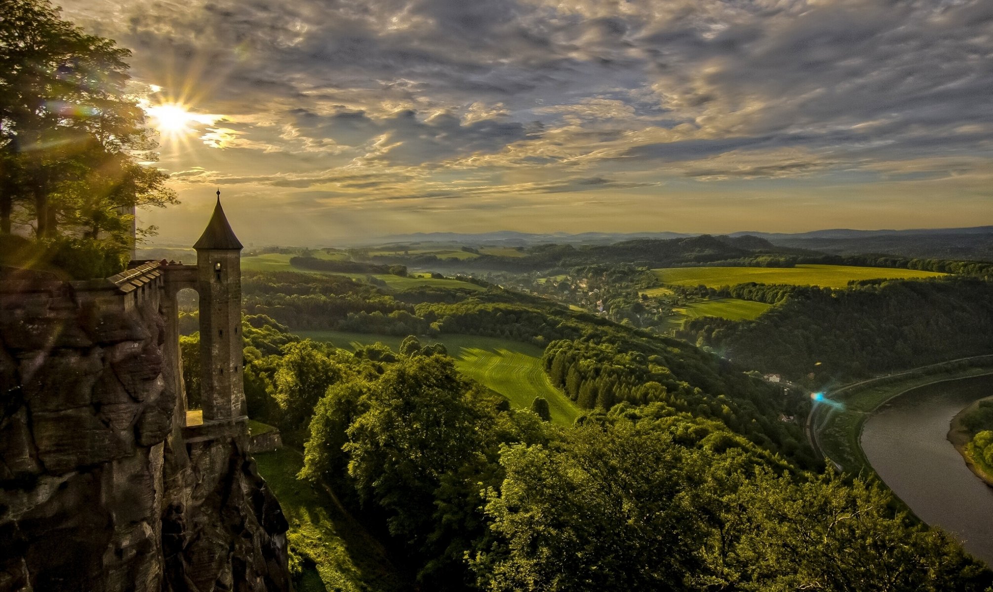 königstein sajonia alemania fortaleza de königstein río elba königstein fortaleza de königstein río elba puesta de sol campos río panorama