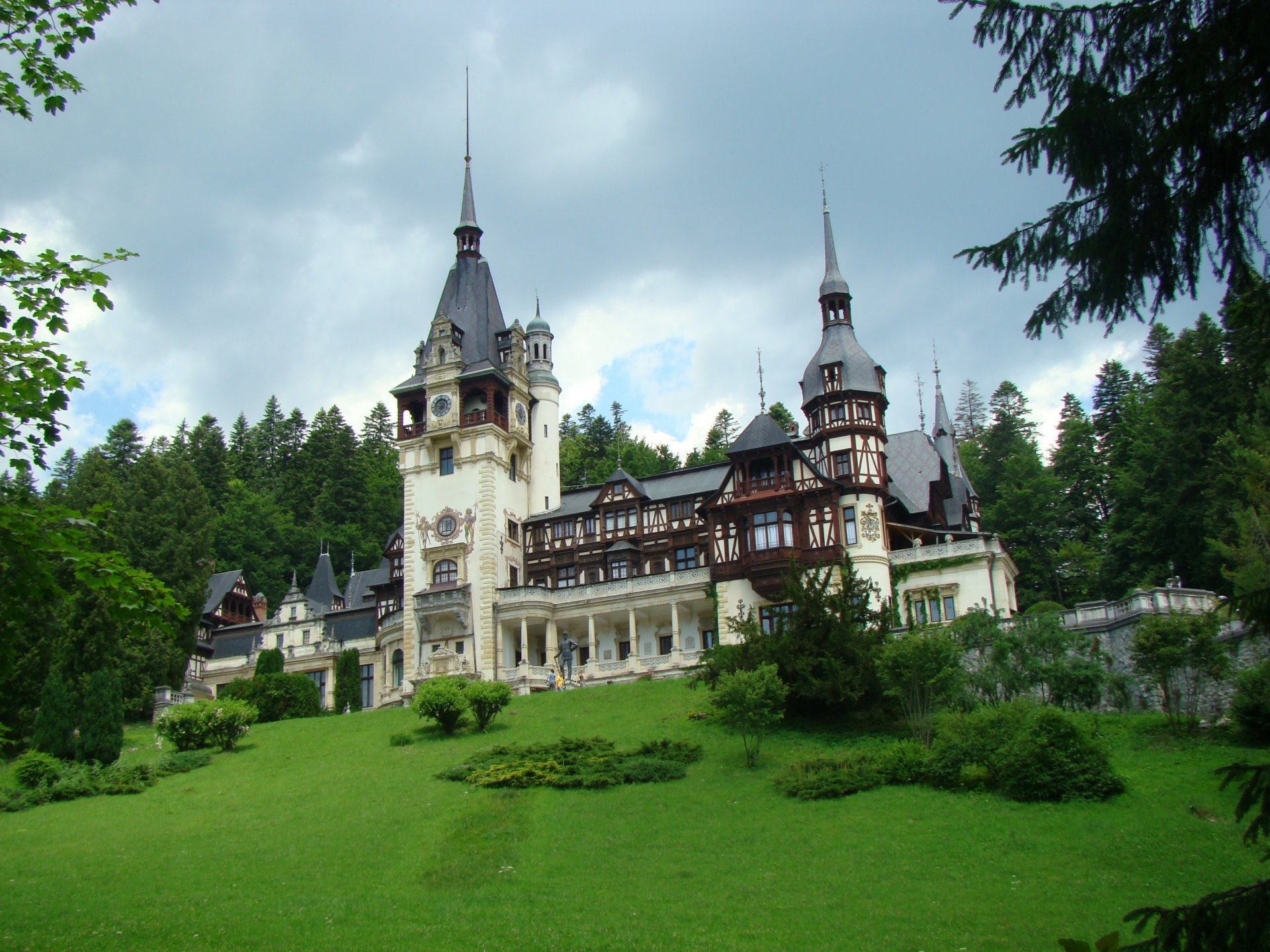 paesaggio natura estate castello di peles transilvania romania foto