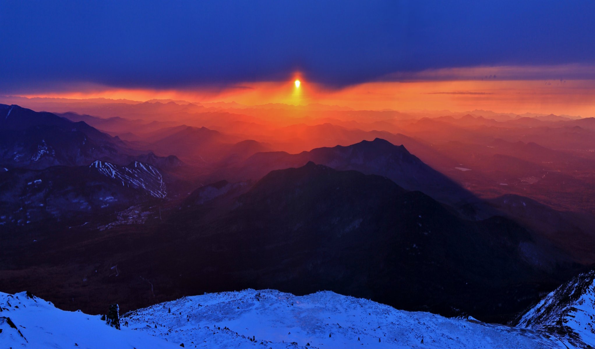 montagnes neige soleil