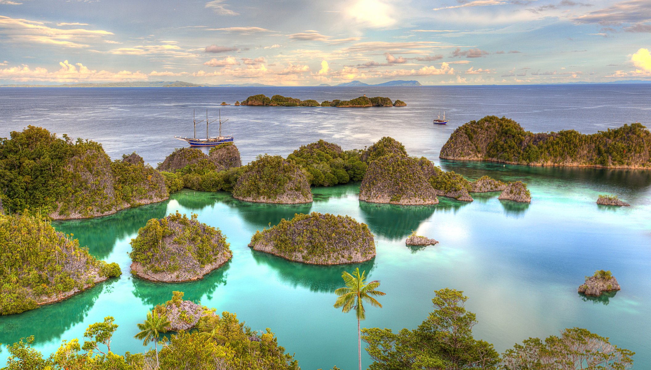 indonesia trópicos mar islas barcos yates palmeras horizonte