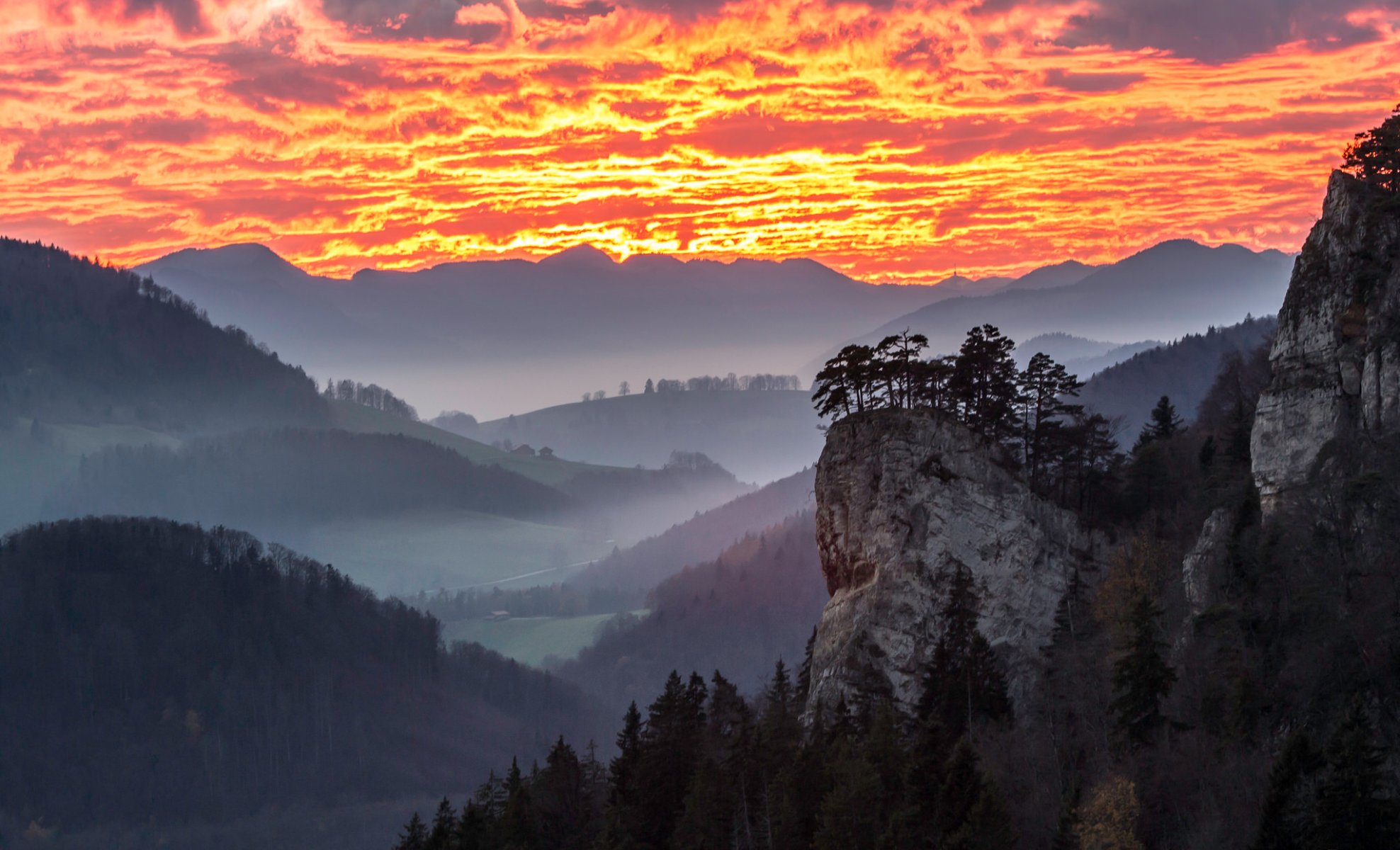 himmel wolken glühen berge nebel tal felsen bäume haus