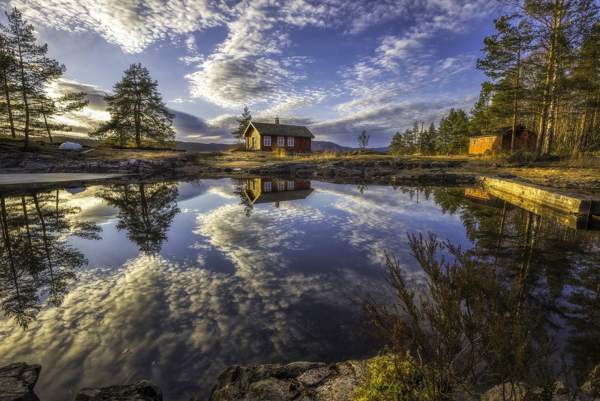 ringerike norwegia jezioro odbicie domy chmury drzewa